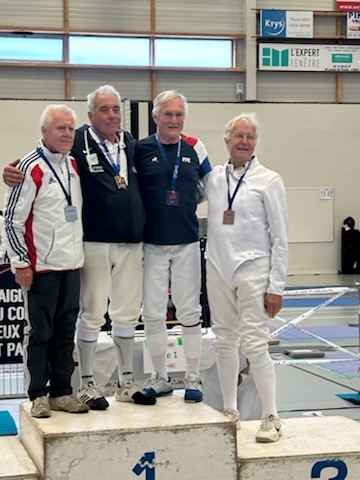 Bernard, 3ème sur le podium catégorie Sabre Vétérans