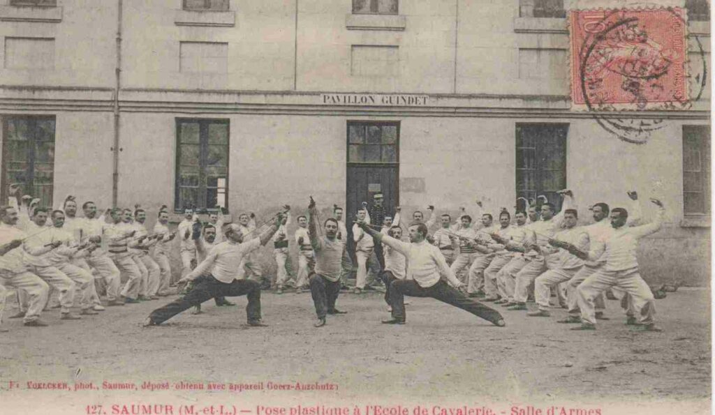 Saumur - Pose plastique à l'École de Cavalerie