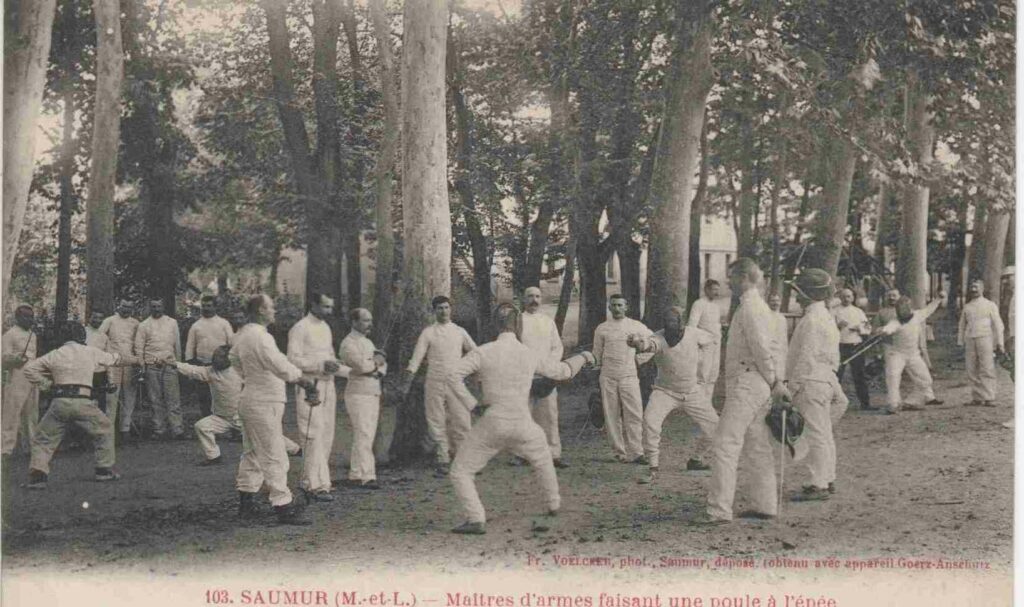Saumur - Maîtres d'armes faisant une poule à l'épée.