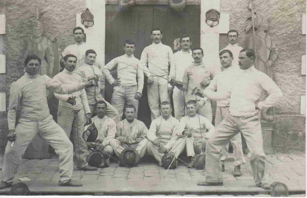 Photo d'escrimeurs militaires