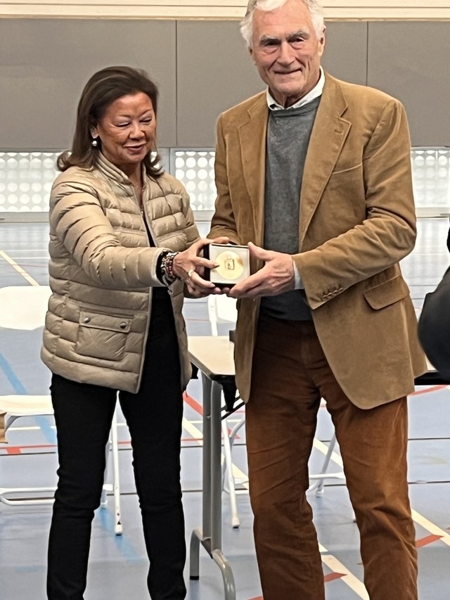 Remise du prix par Jeanne d'HAUTESERRE, maire du huitième arrondissement