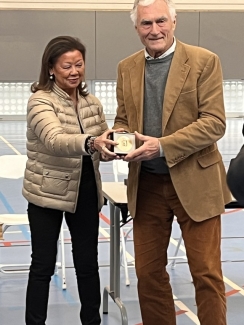 Remise du prix par Jeanne d'HAUTESERRE, maire du huitième arrondissement 